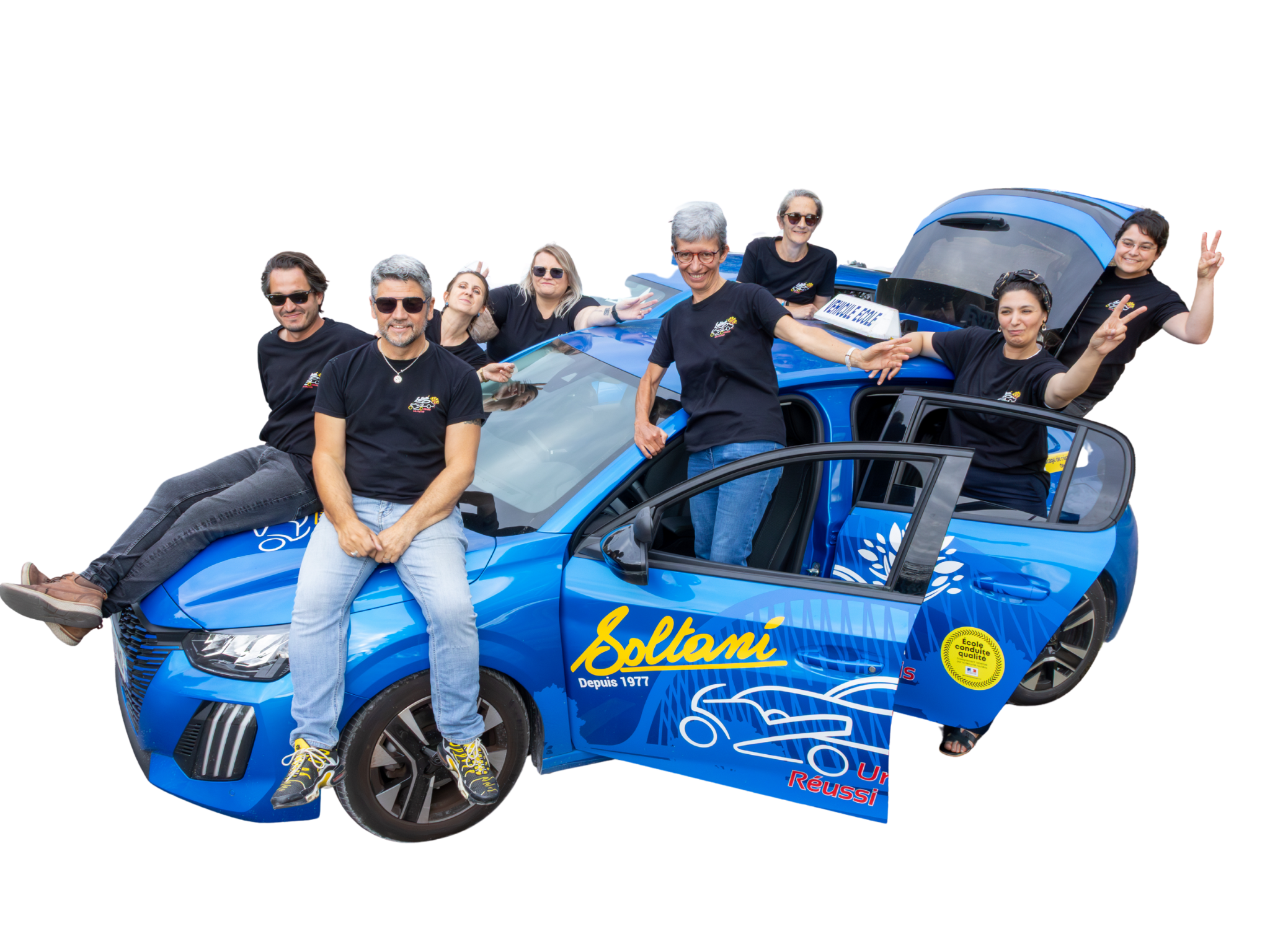 photo-equipe-fun-auto-ecole-soltani "L'équipe pédagogique de l'Auto-école Soltani à Orléans devant leur voiture de formation